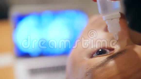 年轻女性在办公室用电脑工作后滴眼液4K慢动作特写视频的预览图