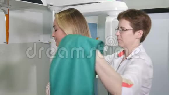 女性患者进行牙齿全景颅骨扫描视频的预览图