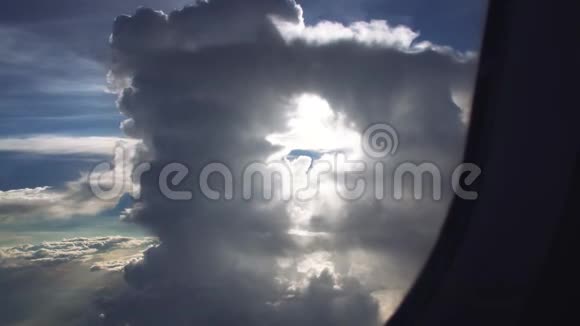 飞行通过不寻常的云形式视频的预览图