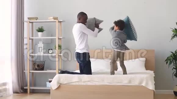 非洲父亲和小儿子玩枕头大战视频的预览图