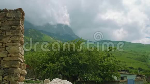 古老的山脉高山和山顶的景色上面有云视频的预览图