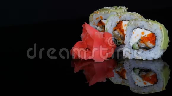绿龙寿司卷和粉红姜寿司卷与鲑鱼蔬菜和鳄梨特写日本餐厅菜单视频的预览图