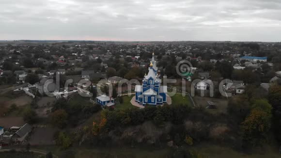 河岸上的东正教教堂视频的预览图