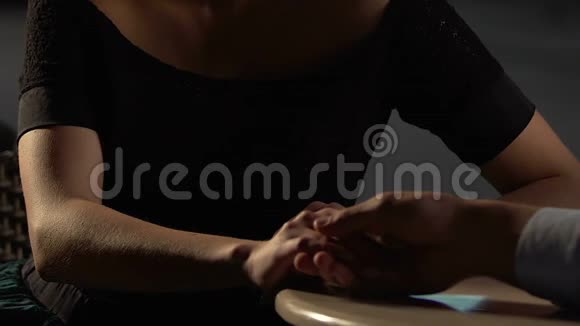 男女坐着牵着手女人拉着手离开分手视频的预览图