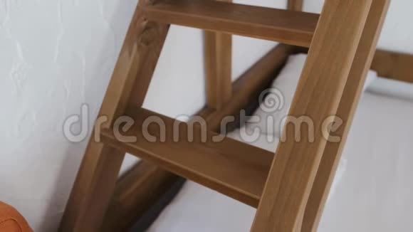 两层床上的木制抛光梯子贴在一楼视频的预览图