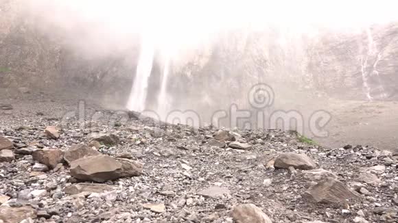 瀑布在山上落得很高女人去远足视频的预览图