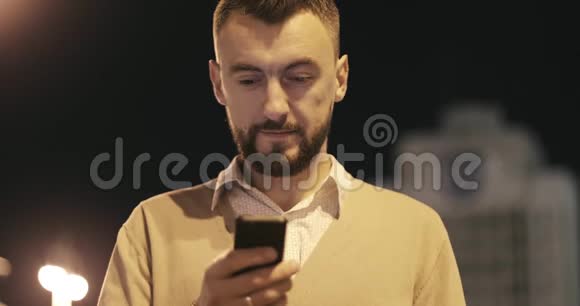 在城市户外使用智能手机关闭肖像成熟的时髦男人视频的预览图