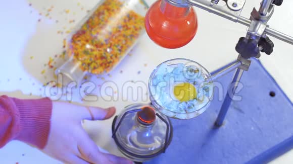化验师在烧瓶中蓝色下点火化学研究实验视频的预览图