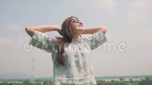 亚洲旅游的年轻美丽时尚女性视频的预览图