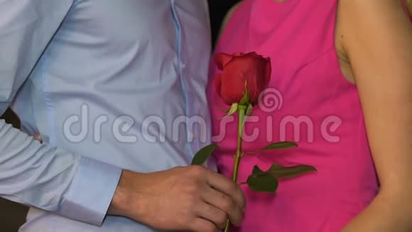 男人和女人站得很近男人拿着红玫瑰约会爱情视频的预览图