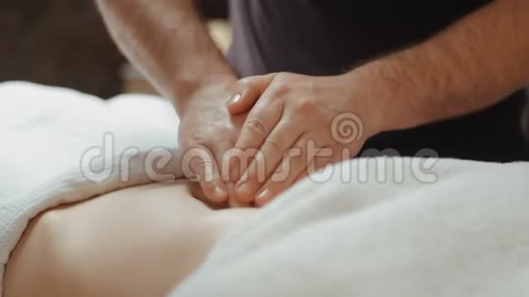 男性按摩手通过抗纤维素按摩燃烧脂肪女人胃按摩视频的预览图