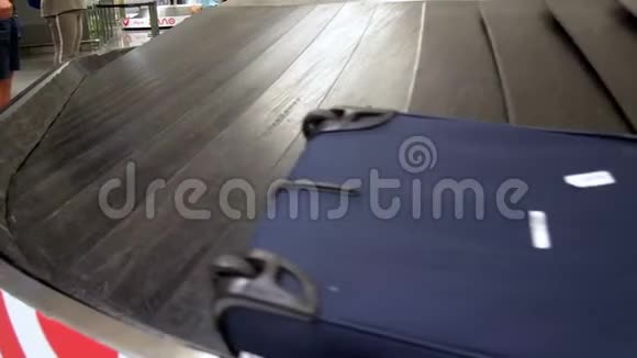 机场候机楼旋转行李输送线上行李箱特写4k视频视频的预览图