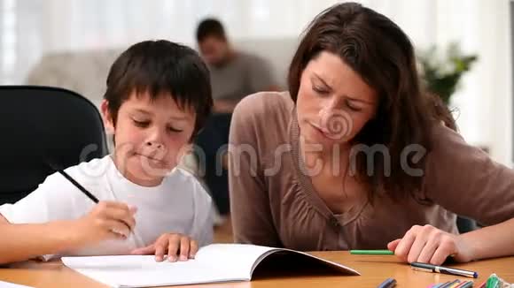 妈妈和她儿子在做家庭作业视频的预览图