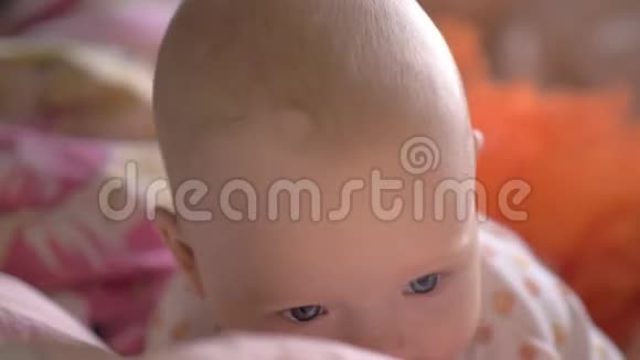 有着蓝色大眼睛微笑的女婴肖像视频的预览图