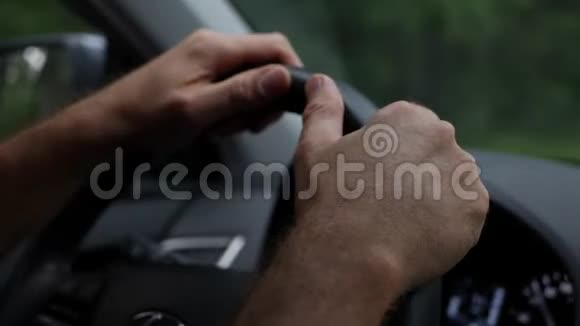 开车的人假期开车大自然男性手在方向盘特写4K视频的预览图
