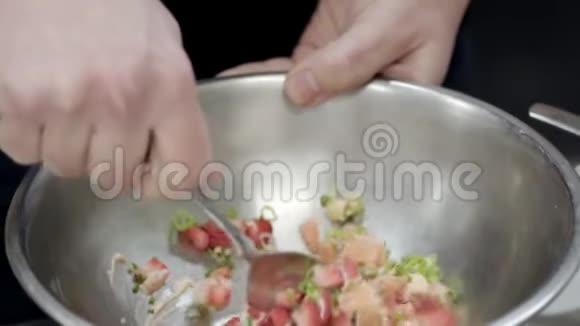 一碗三文鱼酒石的制作视频的预览图