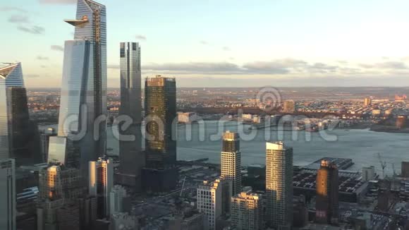 清晨的纽约市摩天大楼视频的预览图