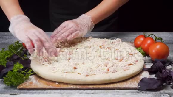 在准备披萨的时候用手套上厨师的手用新鲜的蔬菜放在木板上食品店的概念框架视频的预览图