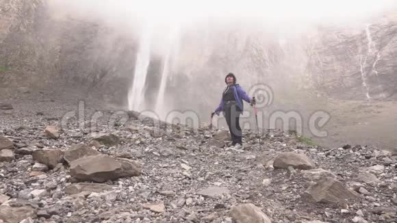 瀑布在山上落得很高女人去远足视频的预览图