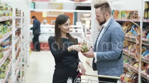 漂亮的夫妇在超市里选择产品视频的预览图