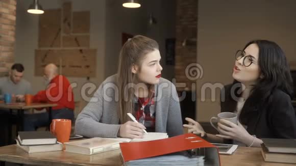 两个年轻女孩在准备大学考试和谈话时休息视频的预览图