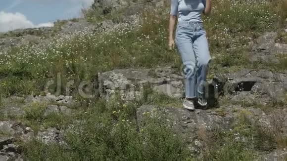 女人从岩石上走下来视频的预览图
