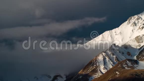时间流逝云团在山上飘洒着雪视频的预览图