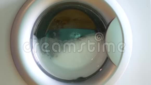 洗衣机关闭工业洗衣机中的洗衣服工作洗衣机特写视频的预览图