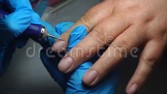 开始修指甲在指甲油机器的帮助下修指甲视频的预览图