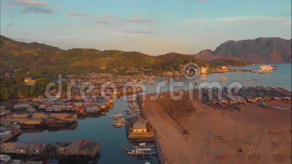 菲律宾布桑加岛Coron镇和码头的鸟瞰图视频的预览图