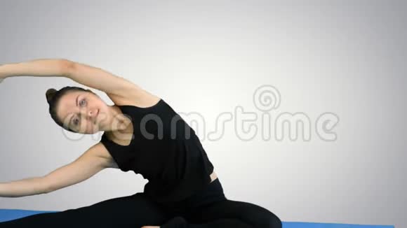 健身女性伸展身体做白色背景的普拉提视频的预览图