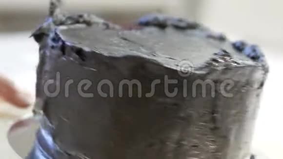 切好的蛋糕上的巧克力污迹视频的预览图