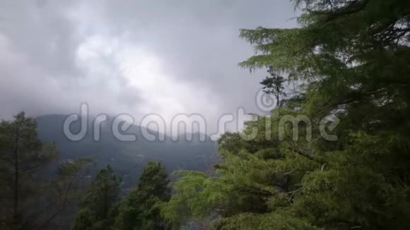 奈尼塔有平滑云的山脉视频的预览图