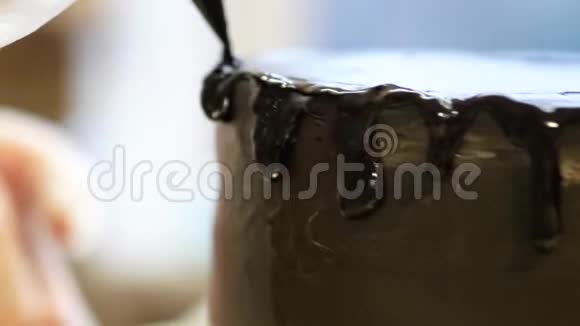 切好的蛋糕上的巧克力污迹视频的预览图