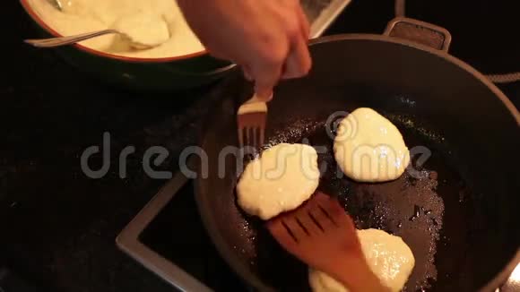 奥拉吉小煎饼在锅顶上烤视频的预览图