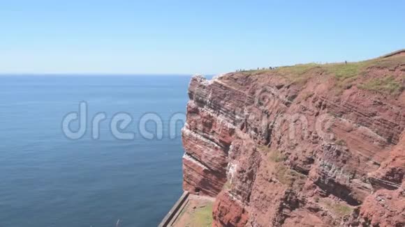 赫尔戈兰岛的高海岸悬崖有飞翔的海鸟视频的预览图