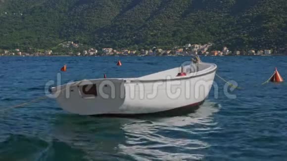 船在波浪和飞溅中缓慢运动视频的预览图
