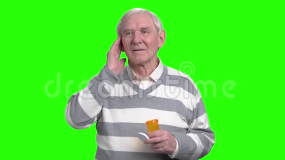 头痛的老人拿着止痛药视频的预览图