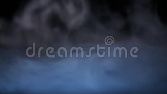 蓝光点落在水面上的青柠果实和冷雾云溅起水花滴得近些视频的预览图