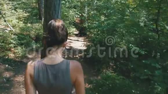 从后到旅行者妇女在山区森林小径上徒步旅行视频的预览图