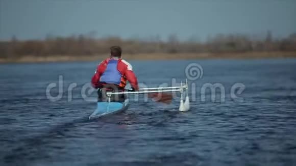 划独木舟划河运动员后景划艇划艇划艇培训做皮划艇视频的预览图