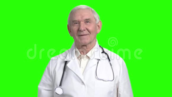 微笑的医生建议你吃一包药视频的预览图