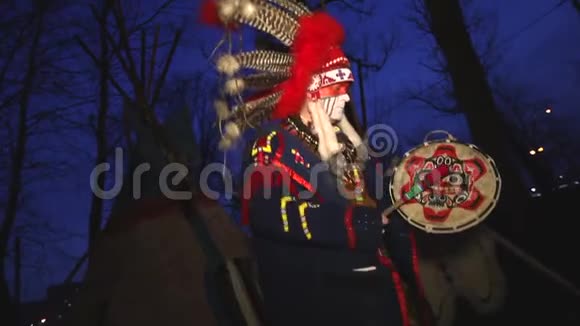 北美印第安人穿着传统服装靠近小屋阴天无花果视频的预览图