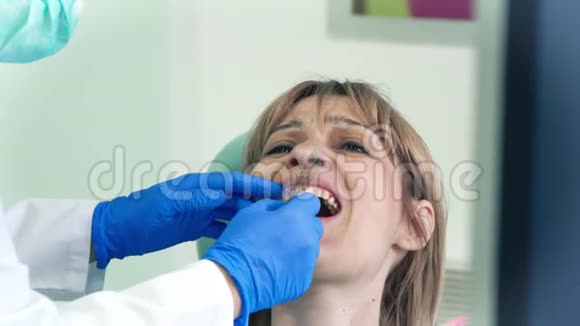 牙医测量牙齿视频的预览图
