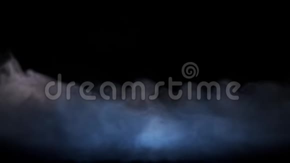 蓝光点落在水面上的柠檬果和冷雾云溅起液体滴下视频的预览图