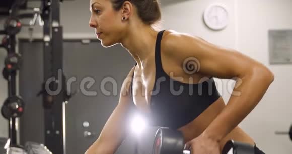 在健身馆进行专门的女子训练和举重训练视频的预览图