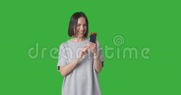 快乐的女人用智能手机进行视频聊天视频的预览图