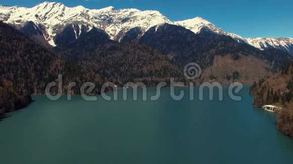 自然景观雪山景色蓝色湖泊和树木视频的预览图