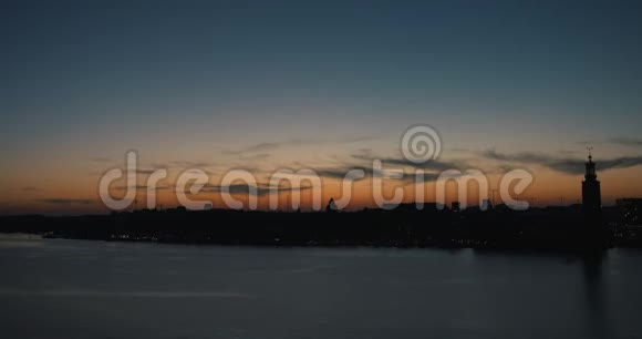 昆肖曼斯德哥尔摩天际线与生动的橙色天空背光视频的预览图