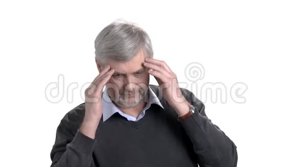中年男子头痛按摩头部视频的预览图